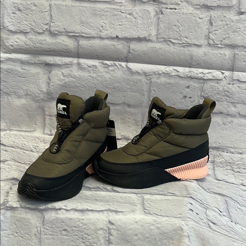 Sorel Green and Black Winter Boots with Rugged Design